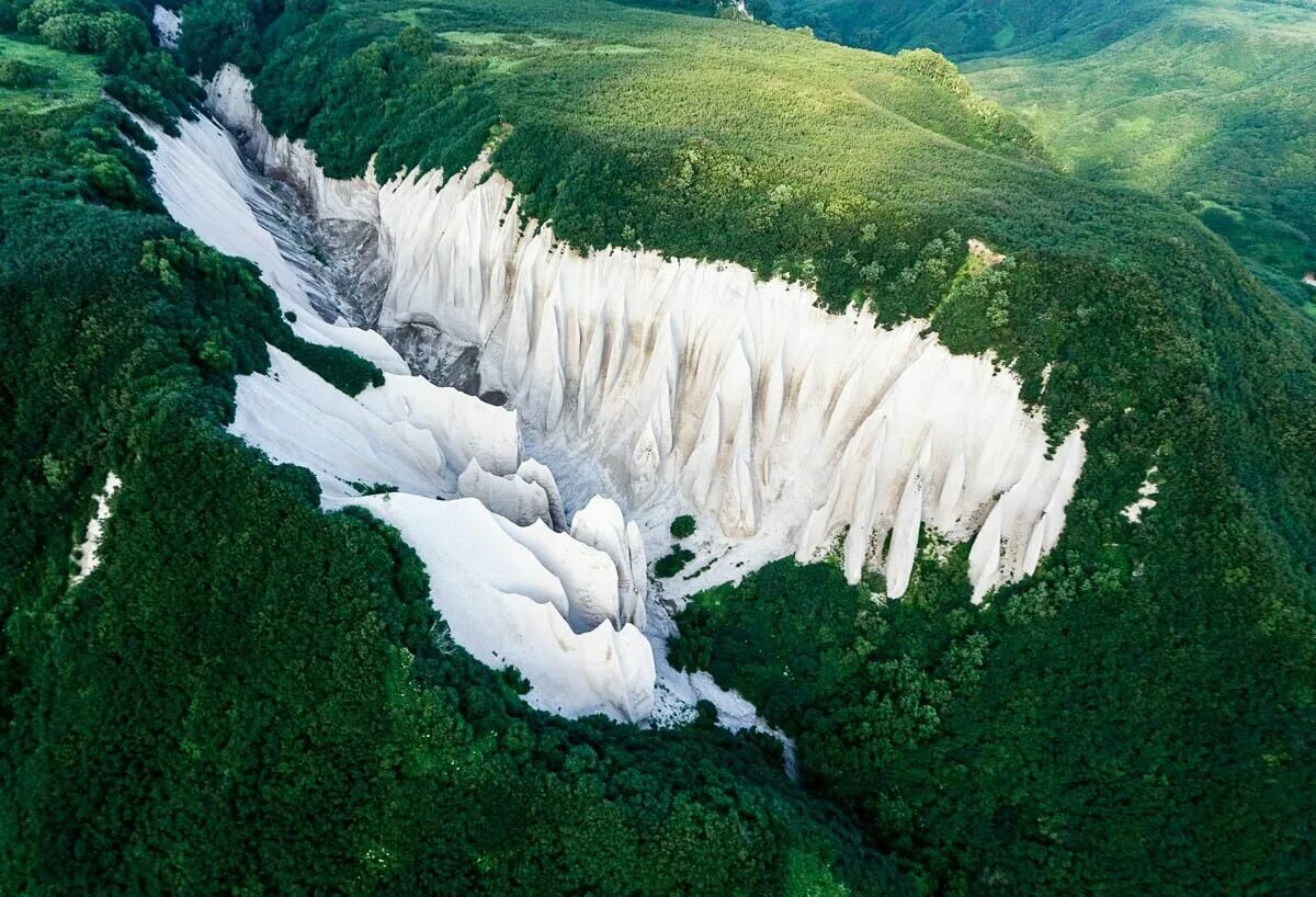 Unique kamchatka. Кутхины баты — памятник природы. Пемзовые скалы Кутхины баты Камчатка. Кутхины баты – белые скалы Камчатки. Камчатка Курильское озеро Кутхины баты.