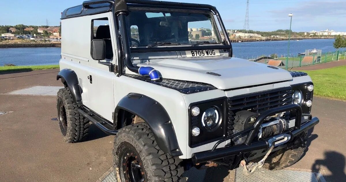 Defender 200. Ленд Ровер Дефендер 200. Дефендер 200. Land Rover 90 1986. Дефендер 90 в Липецке прдкачка колëс.