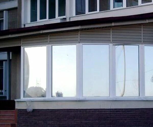 Тонировка стеклопакета -зеркальная(r Silver 15,20). Зеркальная тонировка балкона. Зеркальная пленка на балкон. Тонированные пластиковые окна.