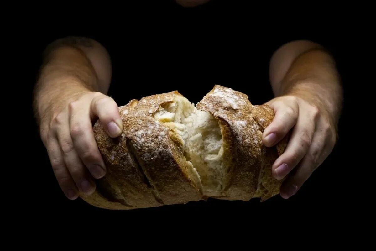 Ночью ем хлеб. Хлеб. Отломанный хлеб. Хлеб в руках. Красивый хлеб.