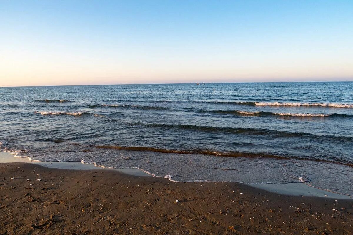 Курорты каспийского моря в россии цены. Каспийское море Каспийск. Дагестан Каспийское море Астрахань. Море Каспис Каспийское. Пляжи Каспия в Астрахани.