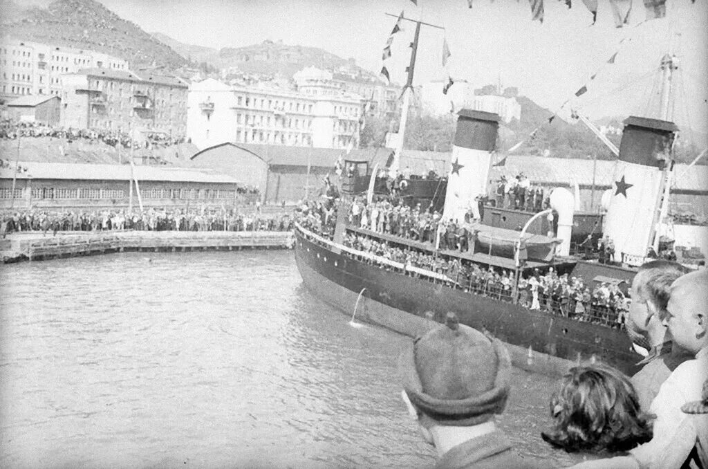 Встреча Челюскинцев в Москве 1934. Встреча Челюскинцев. Встреча Челюскинцев Ленинград 1934 год. Пароходики в Смоленске.