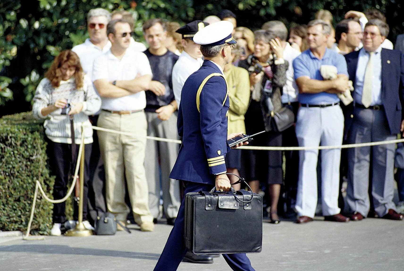 Байден с ядерным чемоданчиком. Ядерный чемоданчик Samsonite. Ядерный чемоданчик президента США.