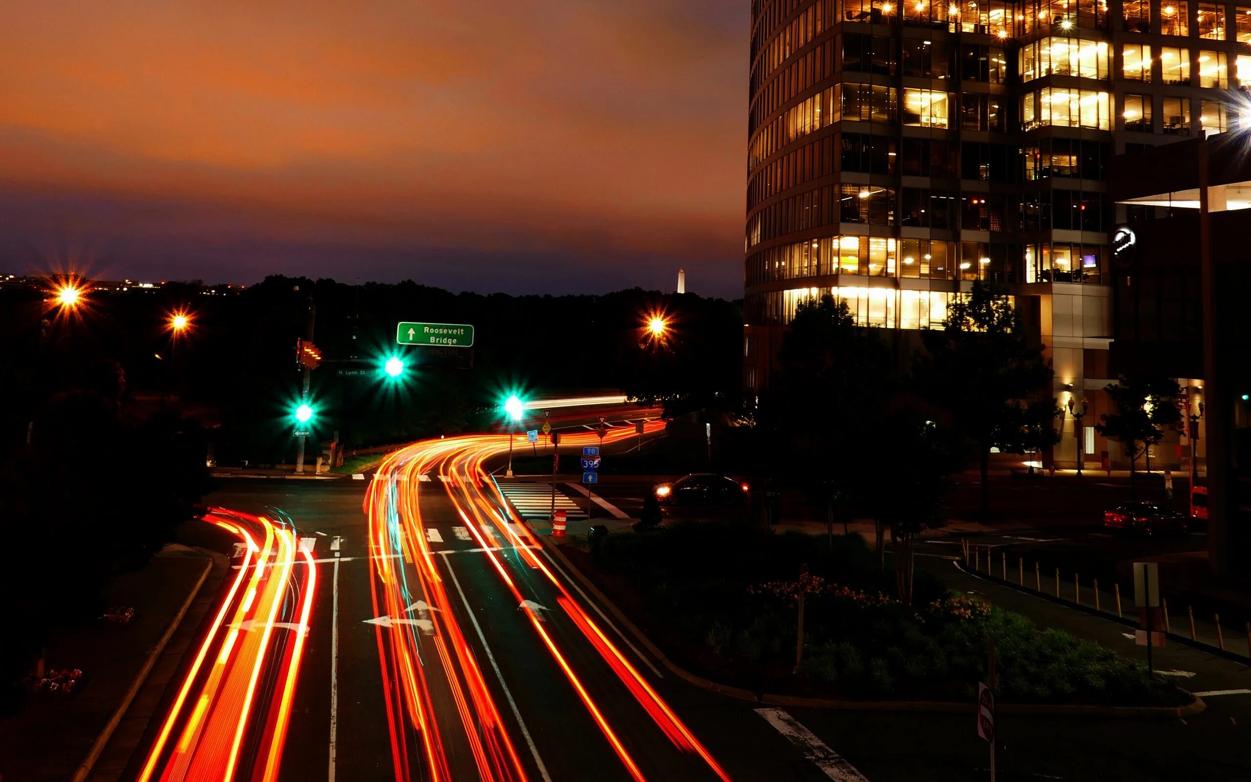 Освещение города ночью. Симметрия дорог. Минское шоссе ночью. Traffic. Свет красный от машины.