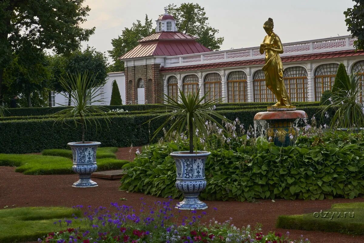 Петрович петергоф. Монплезирский сад в петергофе. петергоф дворец монплезир с садом. фонтан внутри монплезир петергоф. петродворец дворец монплезир китайский сад.