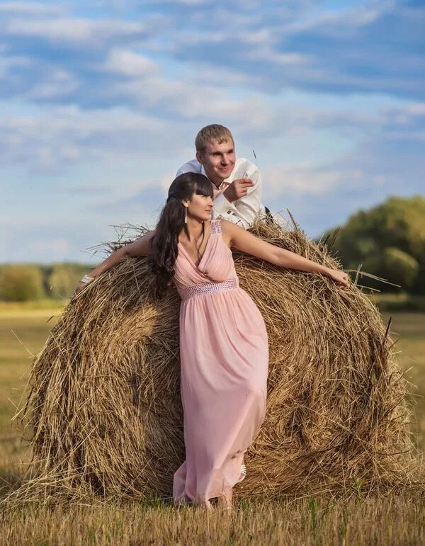 Фотосессия со стогом сена. Фотосессия в поле с сеном. Фотосессия в пшеничном поле. Фотосессия с тюками сена в поле. Сено пар