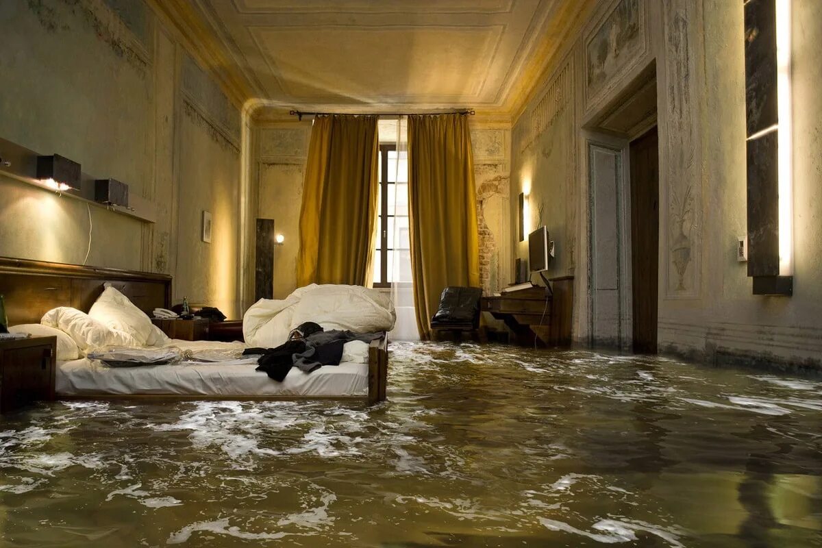 Сонник другая квартира. Затопленная комната. Затопление квартиры. Затоп квартиры. Потоп в квартире.