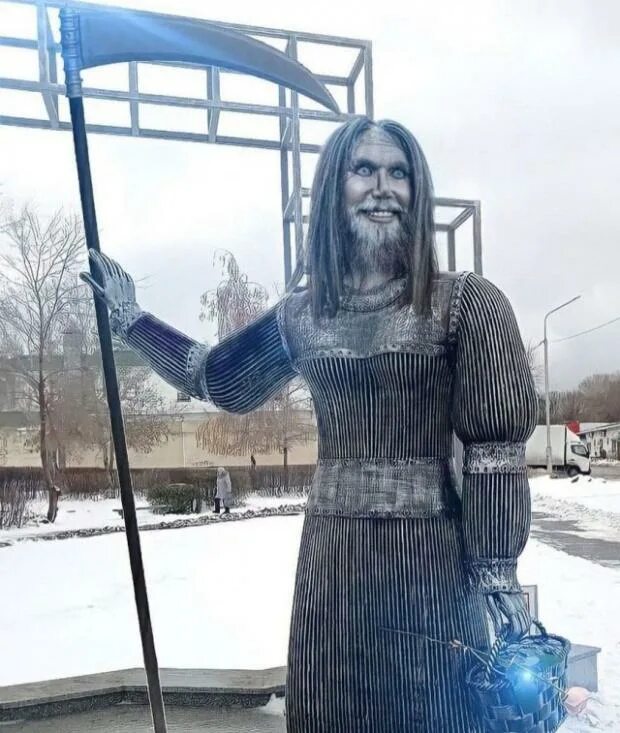 памятник аленке в воронеже. скульптура аленка в нововоронеже. воронежская аленка памятник. страшная аленка памятник в нововоронеже. памятник аленке в воронеже.