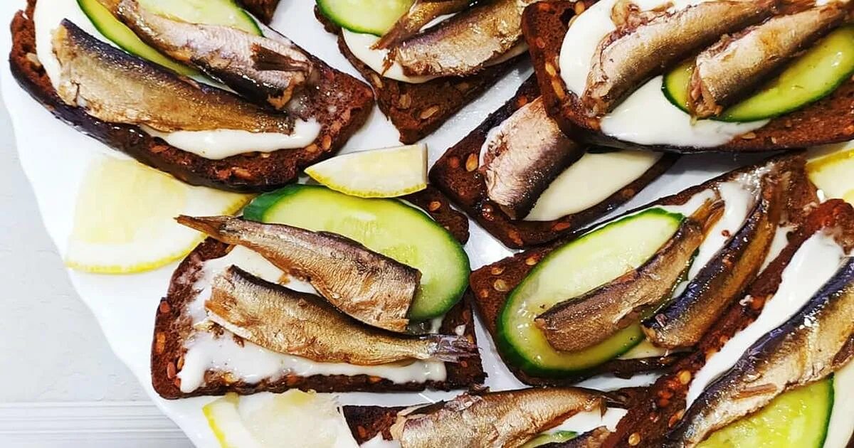 канапе со шпротами на праздничный. закуска со шпротами на праздничный стол. шпажки со шпротами. сет канапе. канапе со шпротами на шпажках.