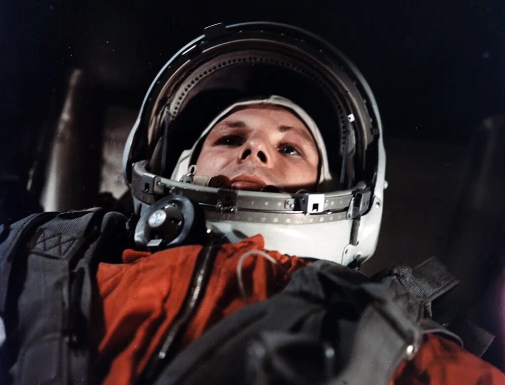 Гагарин время на орбите. Космонавт 1961 Гагарин. Полёт Юрия Гагарина в космос. Гагарин первый полет в космос.