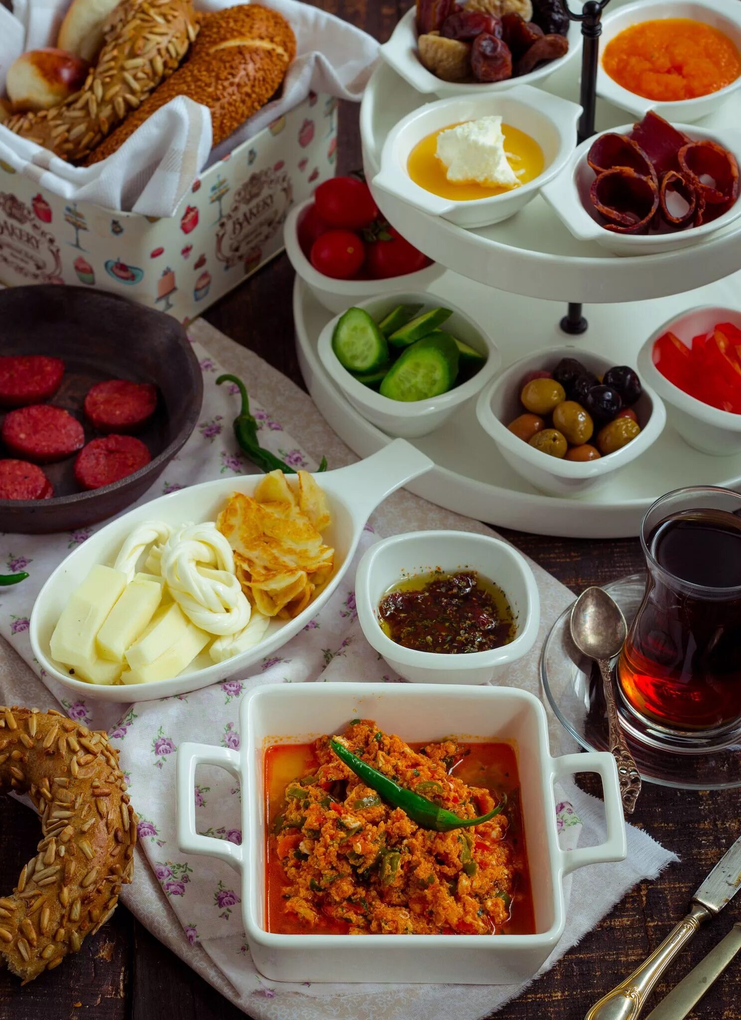 Турецкий утренний завтрак. Традиционный турецкий завтрак. Турецкий кахвалти. Завтрак по турецки. Традиционный турецкий завтрак.