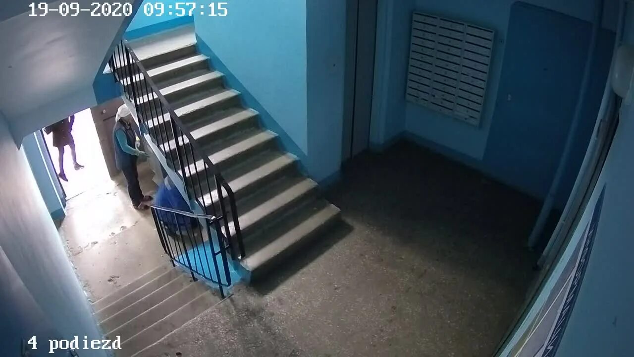 Девушка справила нужду в подъезде. Справила нужду в подъезде. неизвестный в подъезде. справила нужду в подъезде видеонаблюдение. девушки справляют нужду в подъезде.