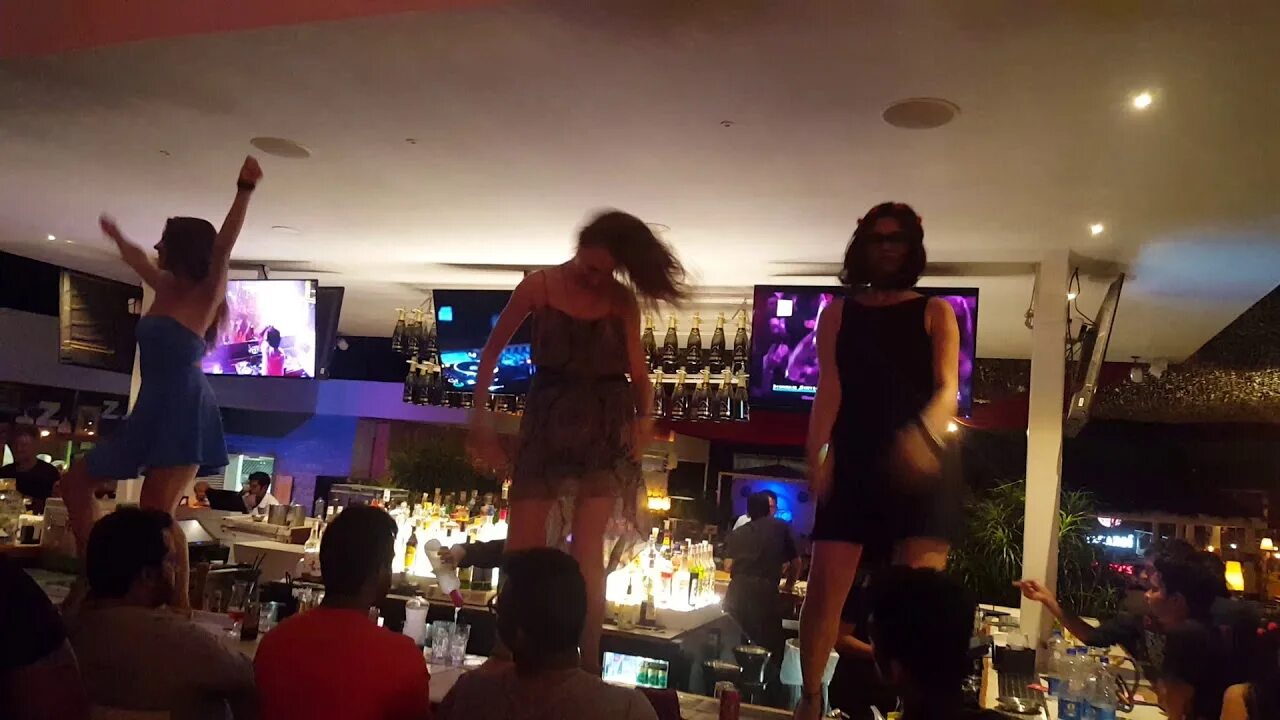 В клубе новосибирска девушка на барной стойке. Девушка танцует на барной стойке. В клубе новосибирска девушка на барной стойке. В клубе новосибирска девушка на барной стойке. Девушка танцует на барной стойке.
