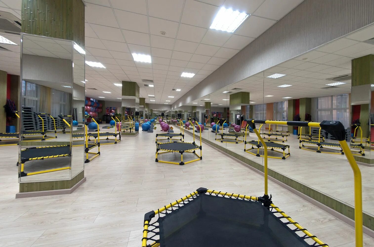 Фитнес дмитровское шоссе. Фитостров Дмитровское шоссе. FITOSTROV Люберцы. Зал фит остров Люберцы. Фитнес Fit Дмитровское шоссе.