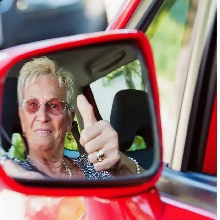 Дорога пенсионерам. Пенсионеры путешествуют на машине. Пенсионер на дорогой машине. Пенсионер с суперкаром с женой. Пенсионеры смогут путешествовать.