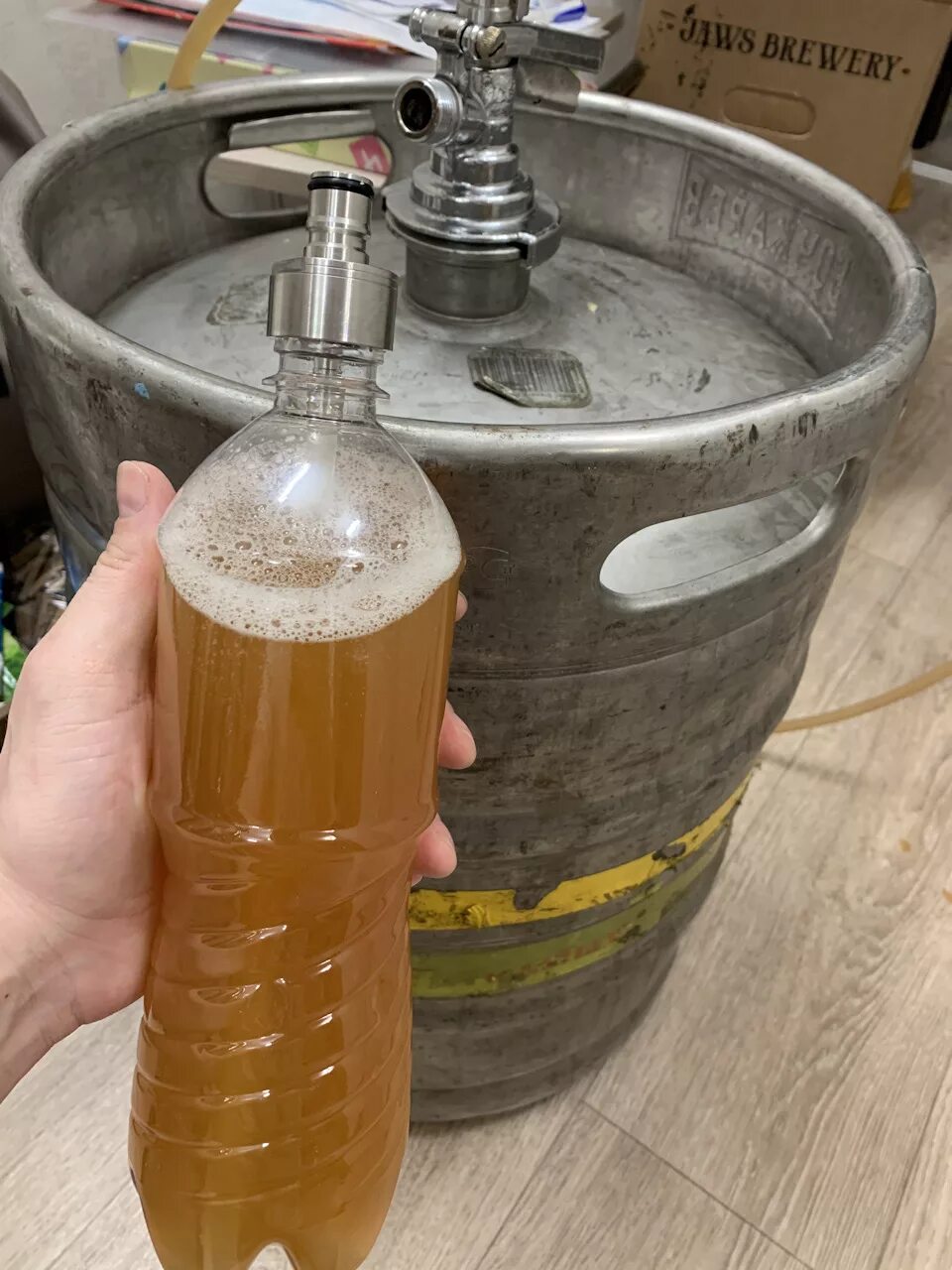 Пивная кега 30 литров. Разливное пиво кега. Пиво разливное в бутылках. Как наливают пиво в бутылки