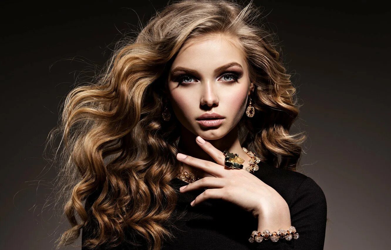 Парикмахер визажист. Объемные голливудские локоны. Sofia zhuravetc. Укладка волос макияж. Девушка с укладкой.