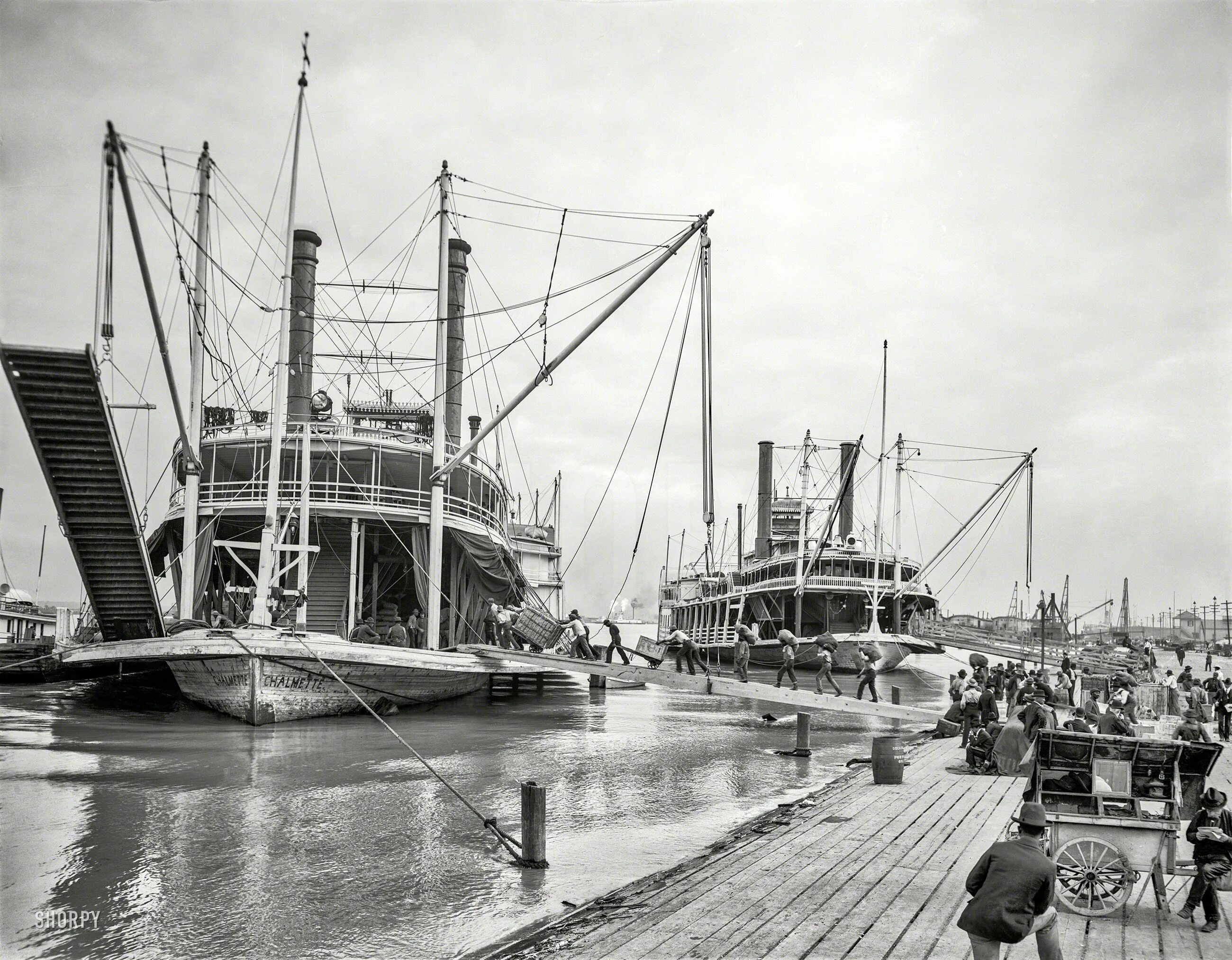 Плавучая пристань для пароходов. Пароход 19 век Нью Орлеан. Пароход Луизиана. Пароход в новом Орлеане. Новый Орлеан пароход модель.