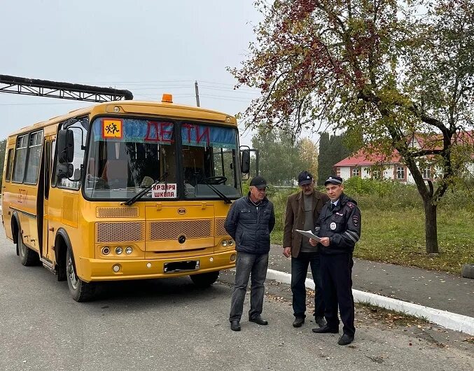 Кладбище школьных автобусов 65 глава. Школьный автобус. Школьные автобусы в России. Жуткий школьный автобус. Российский школьный автобус.