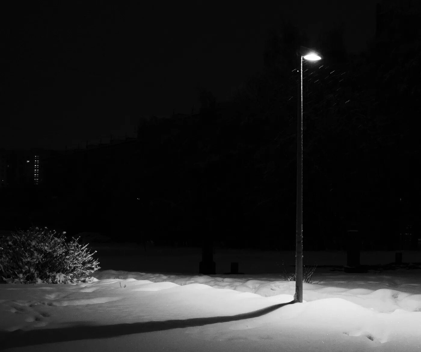 Темнота зимнего утра скрывала и площадку. Снег фонарь ночь. Фонарный столб ночью. Уличный фонарь ночью. Фонарь в темноте зимой.