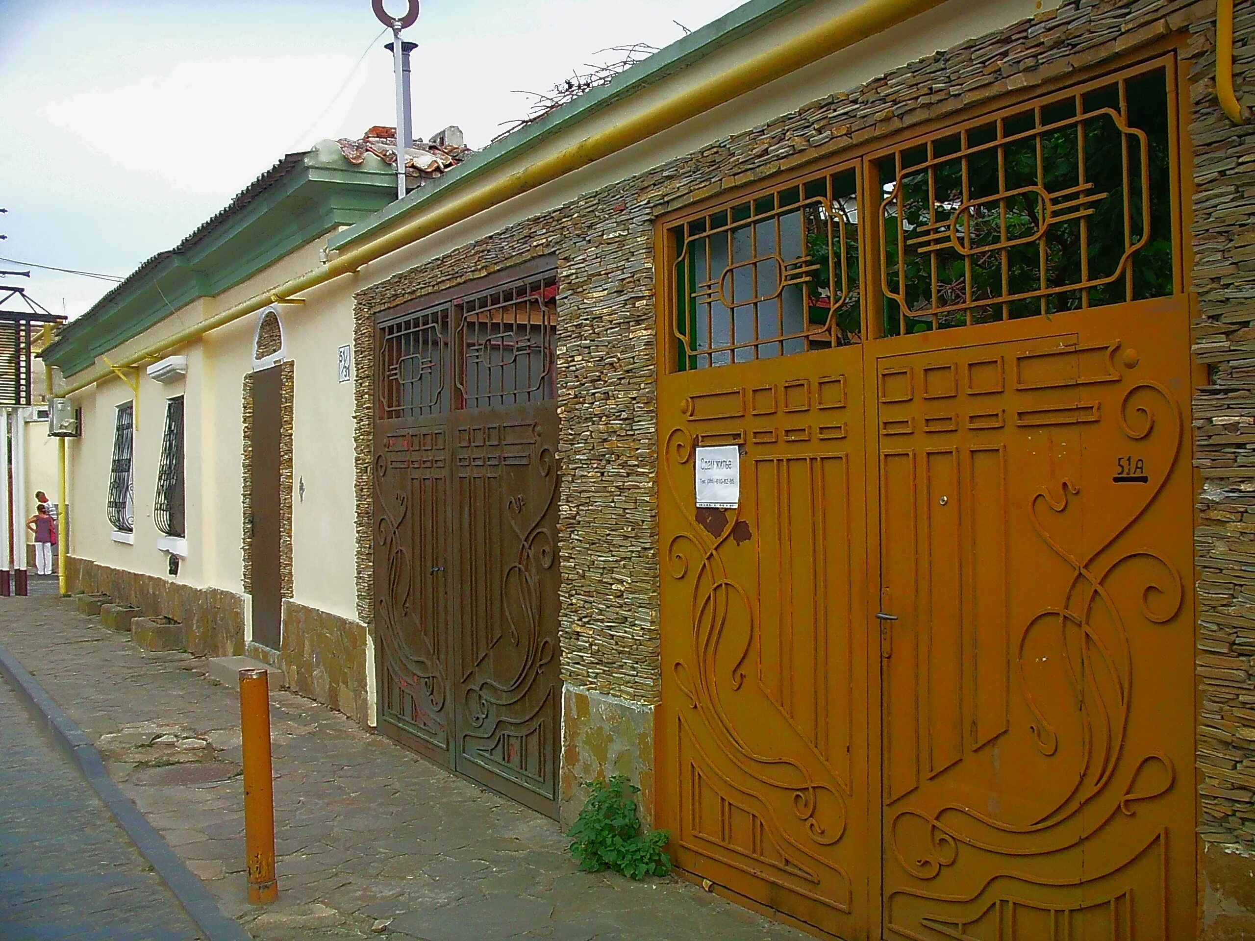 Файл:Eupatoria 04-14 img15 Karaimskaya Street.jpg - Вікіпедія
