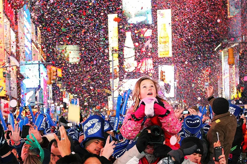 Таймс-сквер Нью-Йорк новый год. Новый год в Америке. Новый год праздник Америка. Люди празднуют новый год.