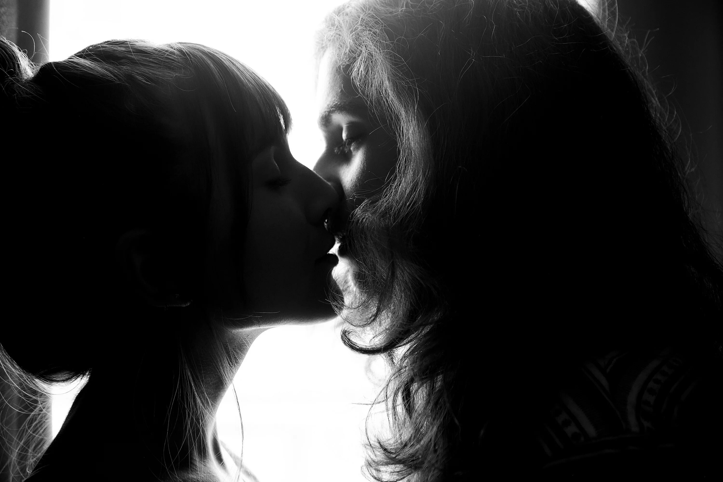 Две девушки любовь. Поцелуй девушек. Поцелуй двух девушек. Красивый поцелуй. Lesbi face