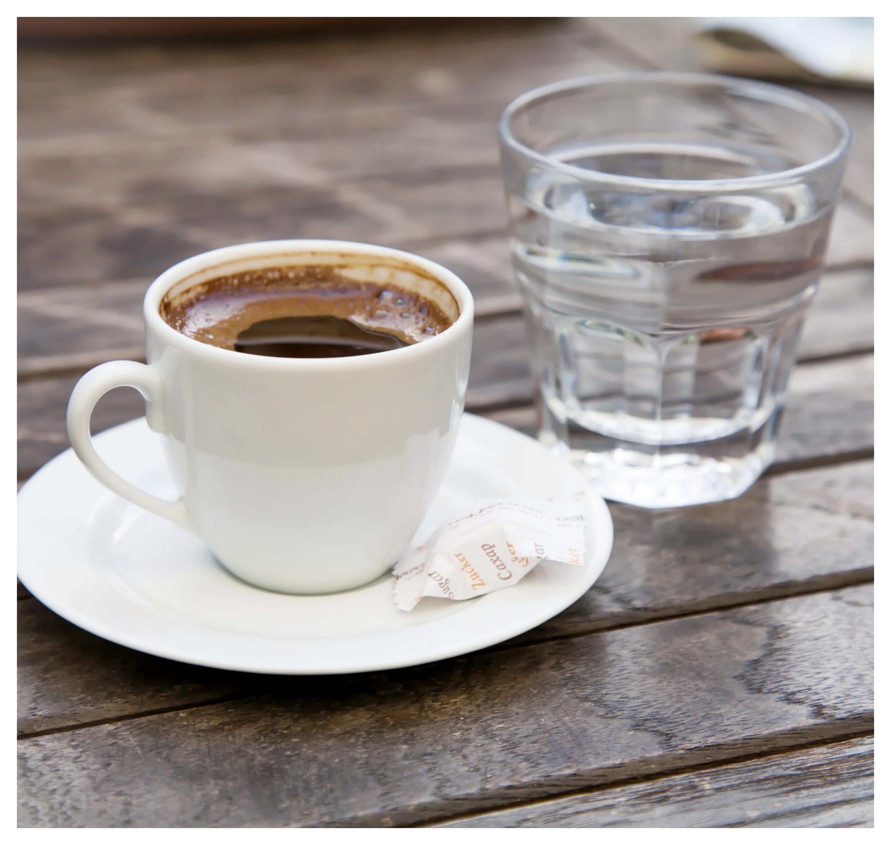 Вода после кофе зачем. Кофе и вода. Турецкий кофе, и подача воды с кофе. Кофе подается с водой. Почему с кофе подают воду.