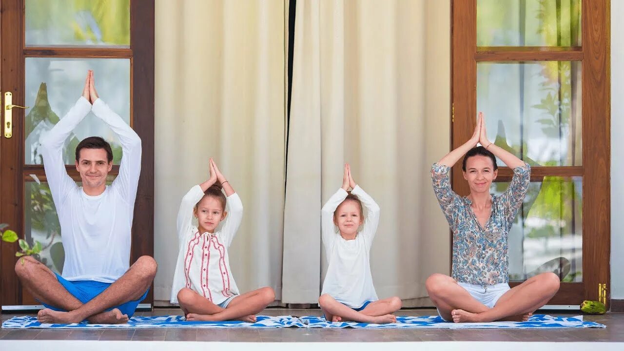 Семья медитирует. Ребенок медитирует. "Медитации для детей".