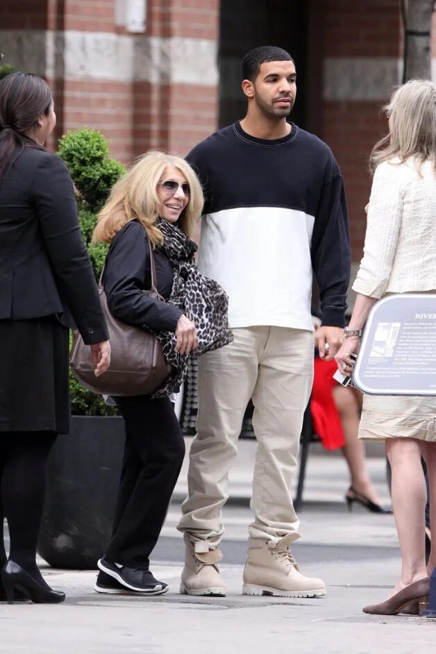 дрейк рэпер мама. Sandi graham. санди грэм мать дрейка. мама дрейка. санди грэм мать дрейка.