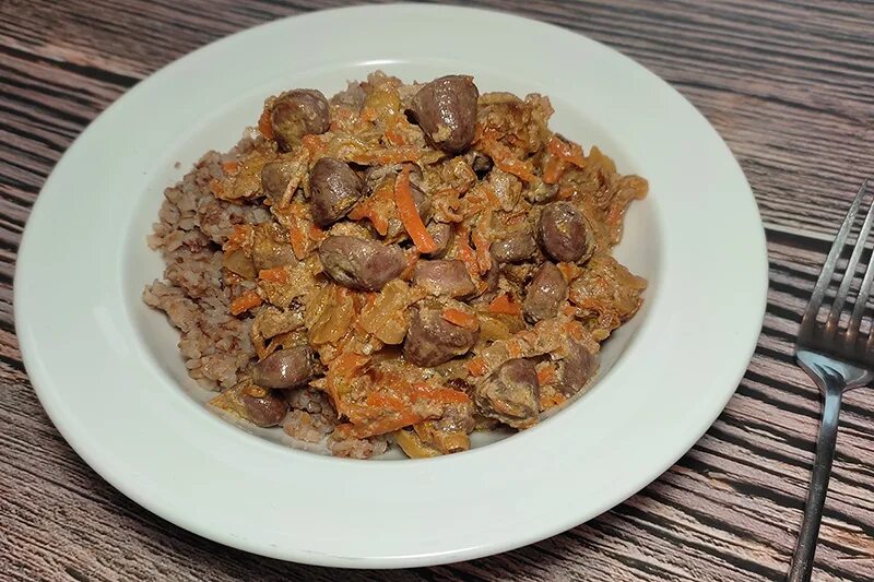 Как пожарить сердечки. Жареные куриные сердечки. вкусные блюда из куриных сердечек. жаркое из куриных сердечек. жареные куриные сердечки на сковороде.