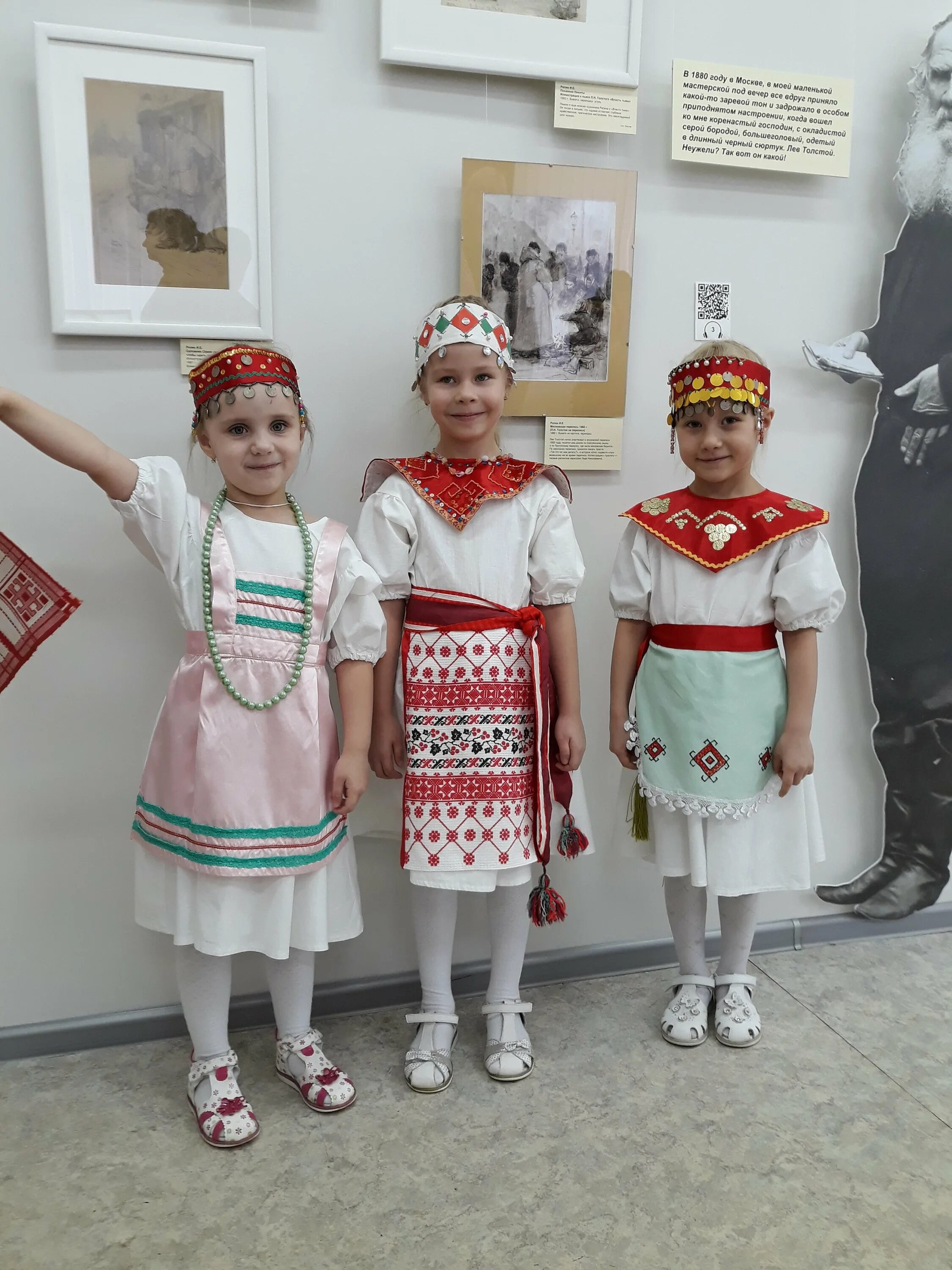 Чувашское платье для девочки. Чувашское платье. Платье девочки чебоксары. Чувашский национальный костюм для детей. Чувашский костюм для мальчика.