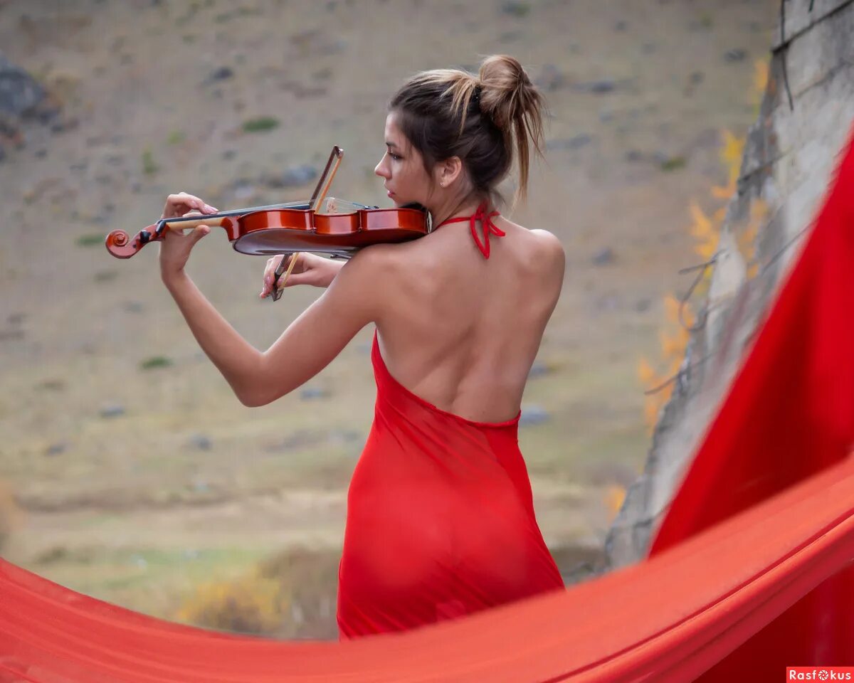 трубит в трубу. трумпет. музыка с горном. традиции пионеров. трубач горнист.