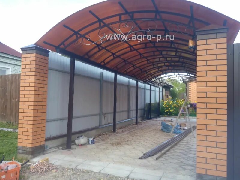 На каком расстоянии навес от забора. Навес для авто с кирпичными столбами. навес для автомобиля с кирпичными столбами. навес для машины из кирпичных столбов. навес с кирпичными столбами поликарбонат.