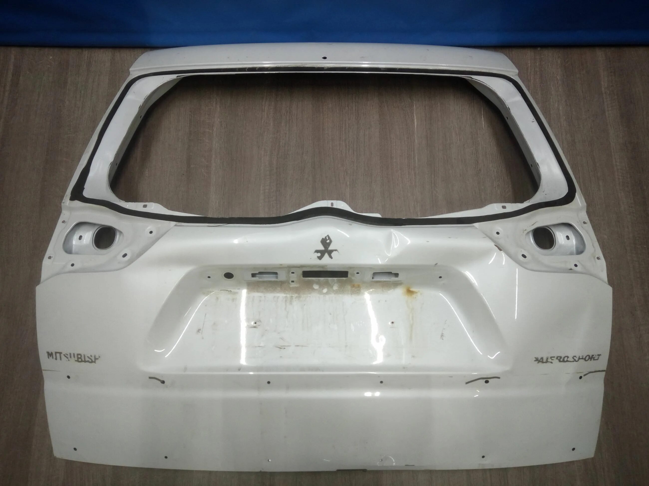 Pajero sport крышка багажника. Pajero sport крышка багажника. Крышка багажника pajero sport 2. Крышка багажника митсубиси паджеро спорт. Паджеро 4 крышка багажника.