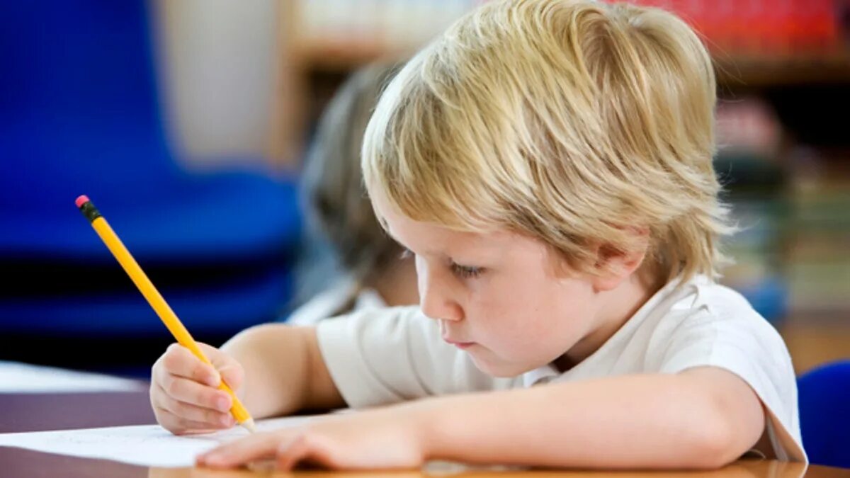 Is she going to do homework. Тестирование детей. Школьник пишет. Ребенок пишет. Ученик пишет.