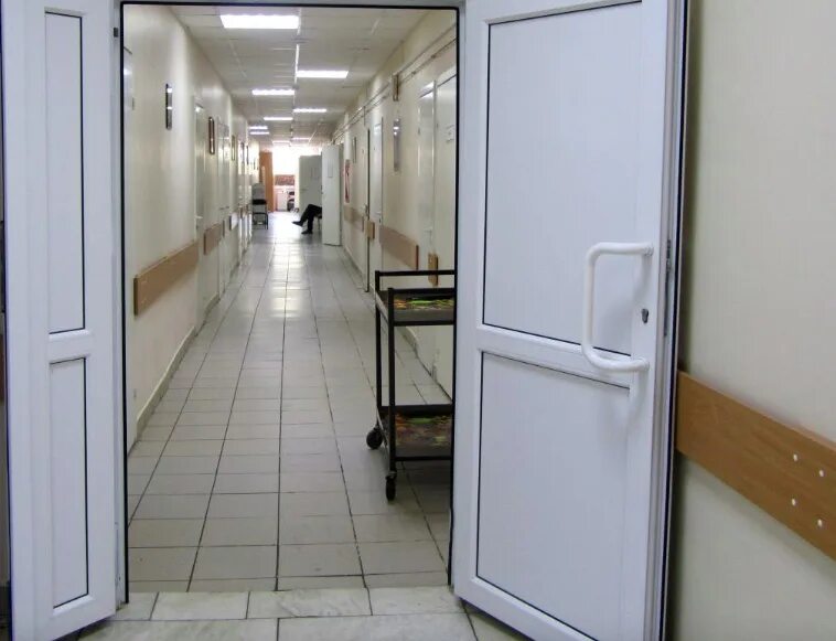 Приемный покой больницы. Приемное отделение больницы. Бсмп 2 ростов приемное отделение. Детская городская клиническая больница 1 новосибирск. Дверь кабинета больницы.