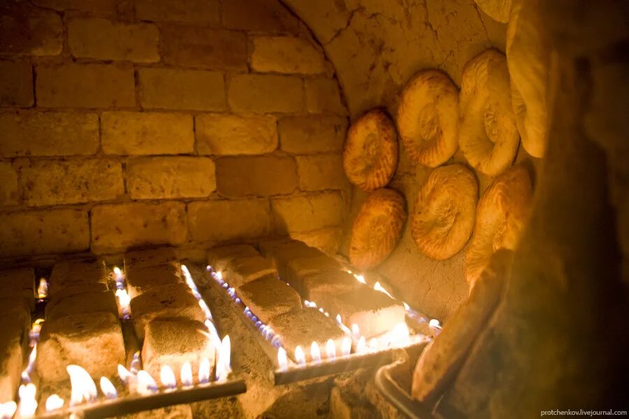 Лепешки самса в тандыре. Тандыр для выпечки лепешек. Тандыр для выпечки лепешек. Печь для лепешек. Пекарь лепешек в тандыре.