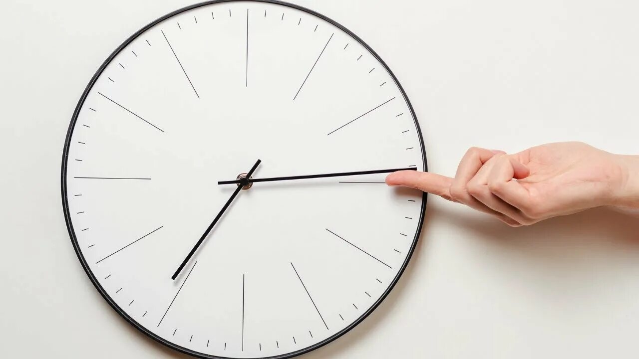 Вывеска перерыв на обед. Работа за компьютером по трудовому кодексу перерывы. Табличка перерыв с часами. Технический перерыв табличка. Управление часами.