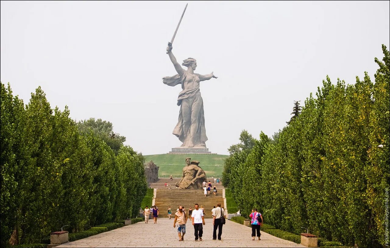 Самый большой памятник. Высота статуи Мамаев Курган в Волгограде. Родина-мать Волгоград высота. Мамаев Курган самый большой памятник в России. Высота статуи Родины-матери на Мамаевом Кургане.