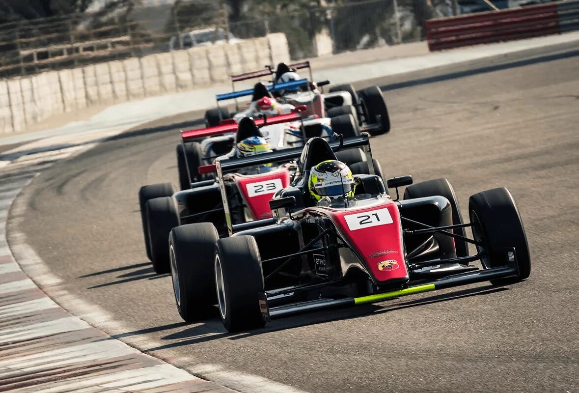 Формула 4 гонки. F4 UAE Championship. Formula 4 2022. Formula 4 арабская. Формула один Дубай.