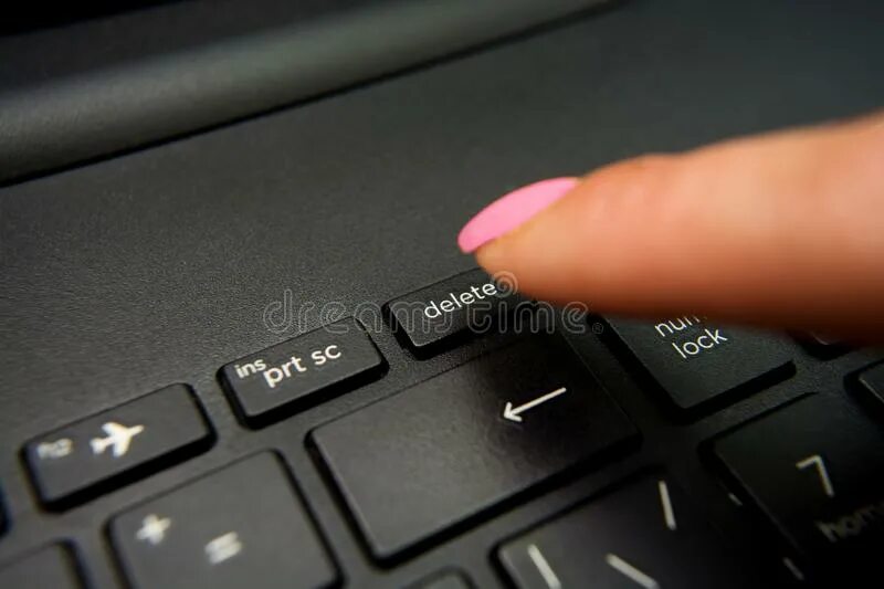 Нажимай delete удалить. Кнопка делит. delete на клавиатуре ноутбука. палец нажимает на кнопку. палец жмет на кнопку.