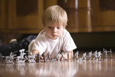 Дети играют с солдатиками