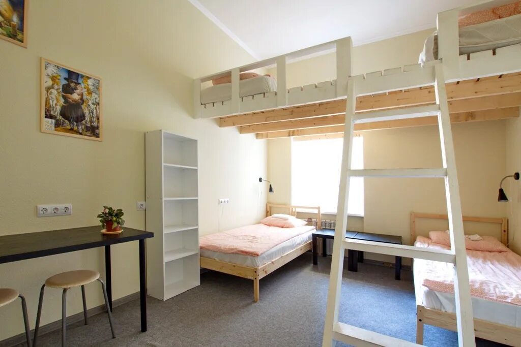 Гостиница старошкольная 19. Хостел комната на 4 человека. Санузлы в отелях. Комната номер 4. Stayed in a hostel.