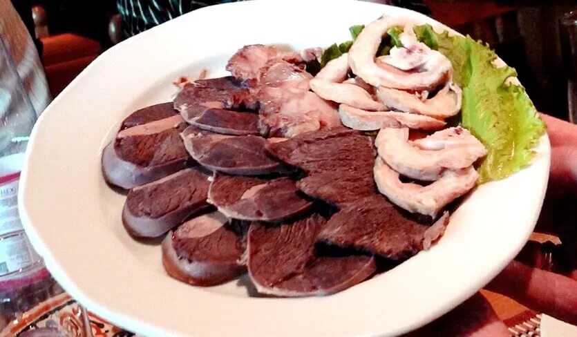 Башкирский казылык из конины. Чучук киргизское блюдо. Казы башкирское. Казы конина. Казы башкирское.