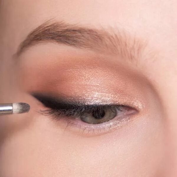 перманентный татуаж век стрелки. тушеванная стрелка. растушеванная стрелка пошагово. макияж стрелки с растушевкой. сделать растушевку глаз.