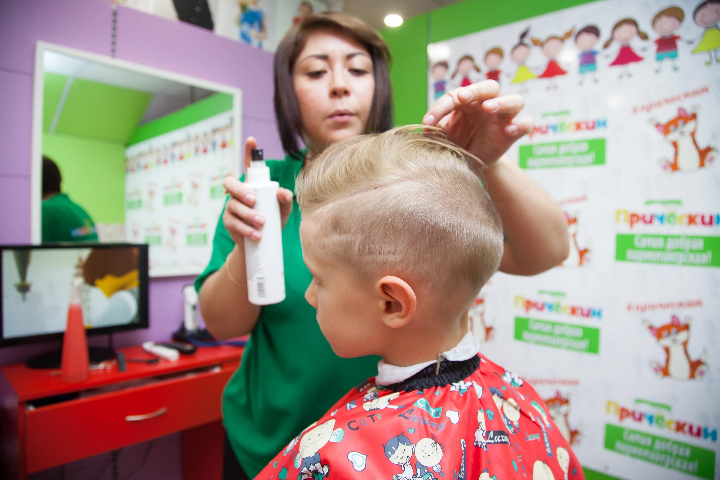 Прическин ясенево. Детский парикмахер картинки. Детские кресла для стрижки. Парикмахерская детская картинка. Детская стрижка в салоне.