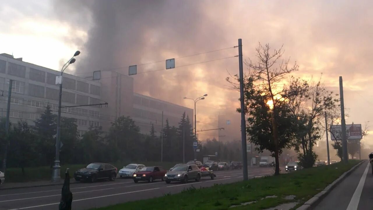 Пожар Дмитровское шоссе сейчас. Пожар Дмитровское шоссе. Пожар на Дмитровском шоссе сейчас в Москве. Пожар в доме на Дмитровском шоссе. Дмитровск пожар