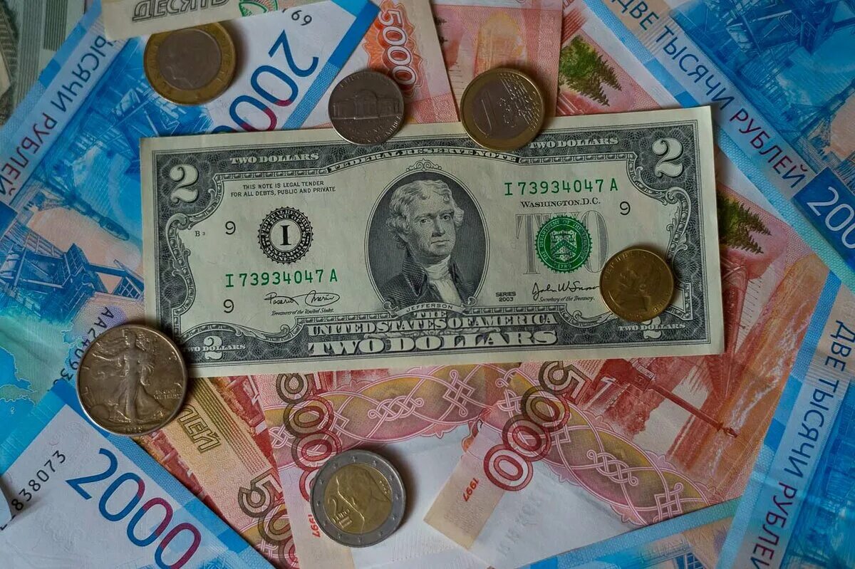 Деньги с доллара на рубли. Рубль фото. Доллары в рубли. Доллар евро рубль. Доллар в России.