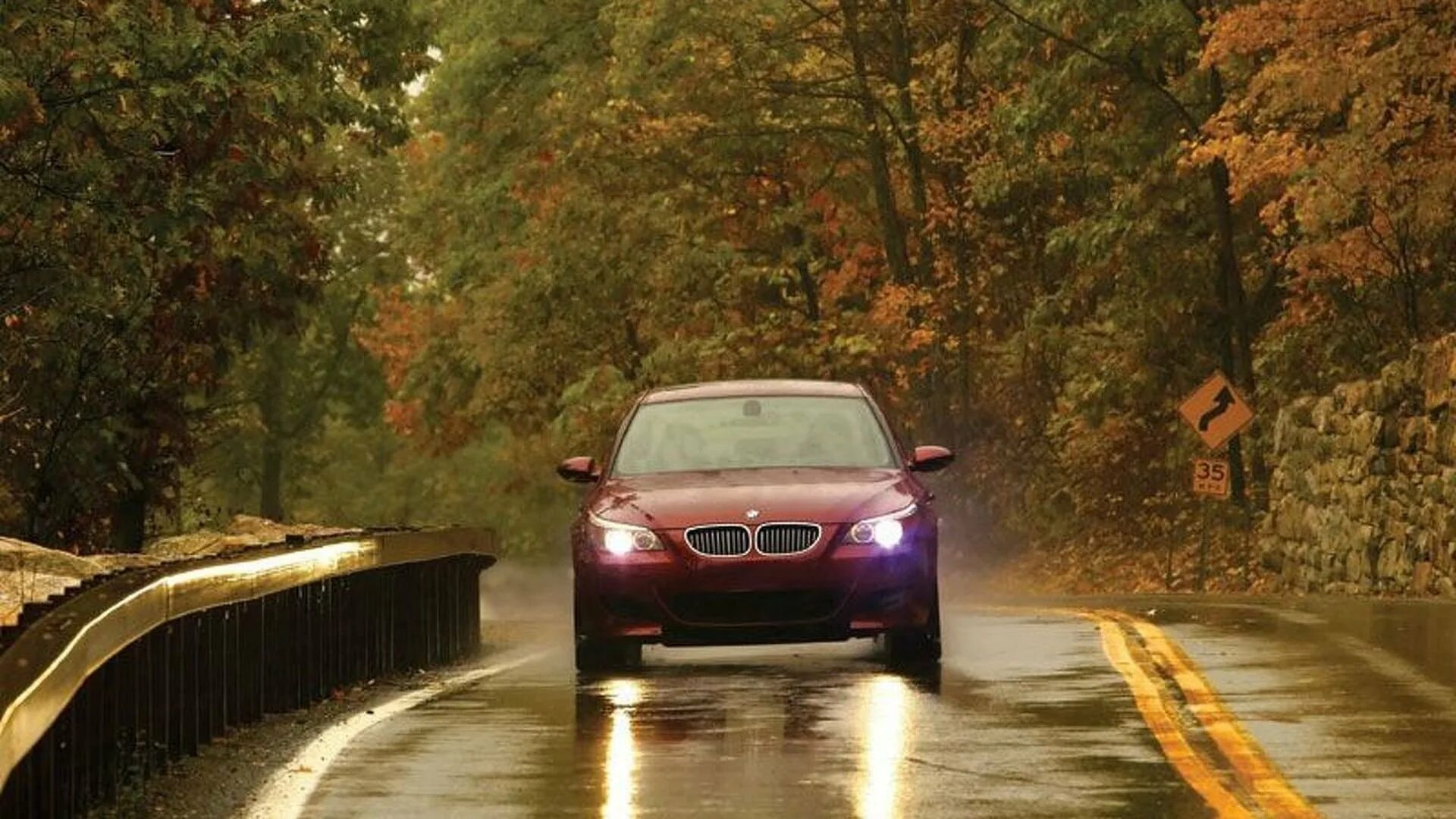 Же машиной в дороге то. BMW m5 e60. BMW e60 in the Rain. BMW m5 e60 2004. BMW m5 e60 под дождем.